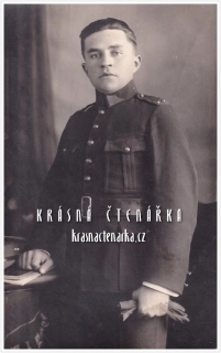 VOJENSKÁ (voják, ateliérová fotografie)