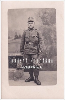 VOJENSKÁ (voják, ateliérová fotografie)