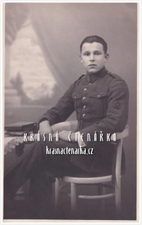 VOJENSKÁ (voják, ateliérová fotografie)