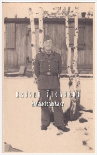 VOJENSKÁ (voják, fotografie venku)