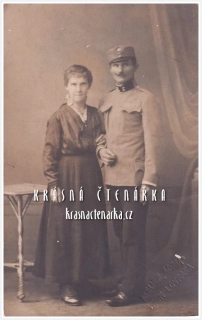 VOJENSKÁ (voják s dámou, ateliérová fotografie)