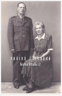 VOJENSKÁ (voják s dámou, ateliérová fotografie)