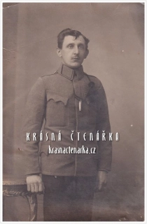 VOJENSKÁ (voják, ateliérová fotografie)