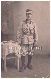 VOJENSKÁ (voják, ateliérová fotografie)