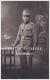 VOJENSKÁ (voják, ateliérová fotografie)