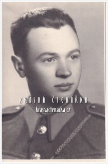 VOJENSKÁ (voják, ateliérová fotografie)