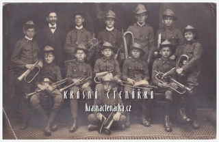 MUZIKANTI, Chlapecká kapela v uniformách