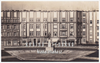 HRADEC KRÁLOVÉ, Masarykovo náměstí a pomník T. G. Masaryka