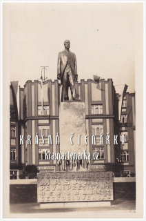 HRADEC KRÁLOVÉ, Masarykovo náměstí a pomník T. G. Masaryka