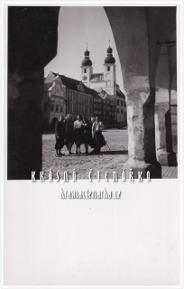 TELČ, Náměstí a skupina turistek