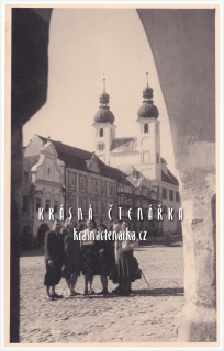 TELČ, Náměstí a skupina turistek