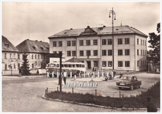 VYSOKÉ NAD JIZEROU, Náměstí ... i s autobusy