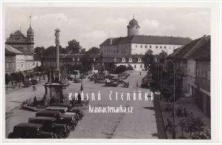 Zámek PODĚBRADY a Jiřího náměstí s velkou kupou automobilů