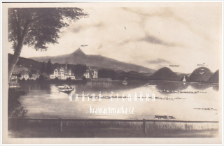 HAMR NA JEZEŘE, Pohled na hotely a molo