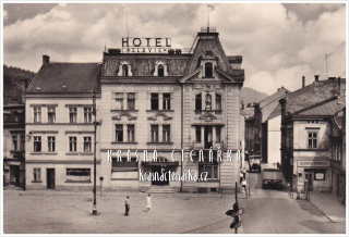 ČESKÁ KAMENICE, Náměstí Míru a hotel Slavie