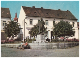 MIROTICE, Náměstí s pomníkem Mikoláše Alše