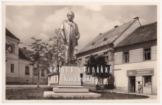 MIROTICE, Náměstí s pomníkem Mikoláše Alše