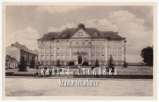 LOMNICE NAD POPELKOU, Škola