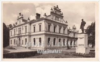 TURNOV, Sokolovna i s pomníkem Dr. Miroslava Tyrše