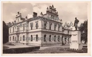 TURNOV (sokolovna i s pomníkem Dr. Miroslava Tyrše)